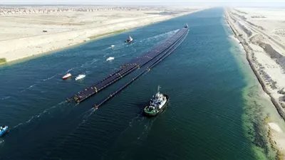 تفاصيل نجاح أول عملية عبور من نوعها بتاريخ قناة السويس (فيديو)