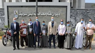 الواحدة بـ17 ألف جنيه.. تسليم 30 دراجة بخارية مجهزة لذوي الإعاقة ببني سويف 