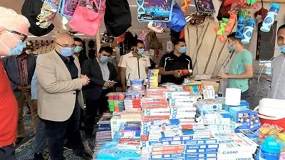 محافظ بني سويف يتفقد معرض مستلزمات المدارس: ننفذ توجيهات الرئيس برفع الأعباء عن كاهل المواطنين
