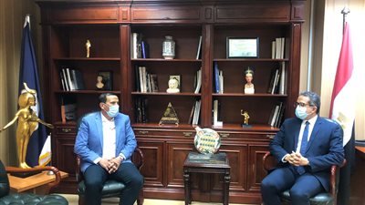 وزير السياحة والآثار يستعرض مقترحات رئيس غرفة الشركات السياحية السابق