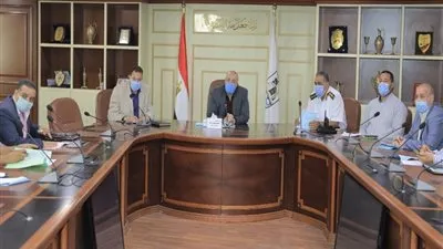 محافظ بني سويف يبحث تطوير الموارد المالية لمشروع المحاجر