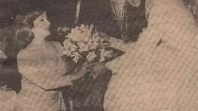 صورة نادرة ليسرا في حفل زفافها وشادية تهديها بوكيه ورد 