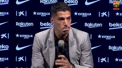 سواريز يودع برشلونة بالدموع تحت أنظار ميسي