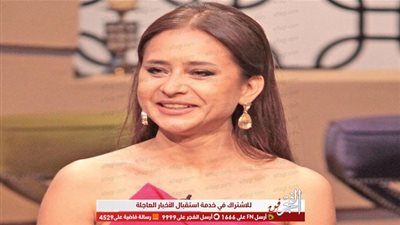 نيللي كريم تنضم لـ تحدي الطفولة بـ صورة نادرة