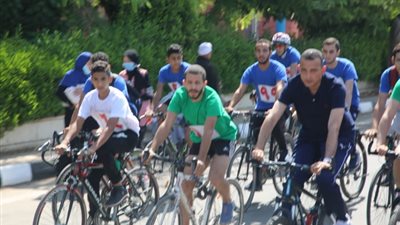 وزير الرياضة ومحافظ أسيوط يقودان ماراثون للدراجات