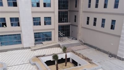  نائب وزير الإسكان يتفقد التشطيبات الأخيرة بمباني بعض كليات جامعة العلمين الأهلية