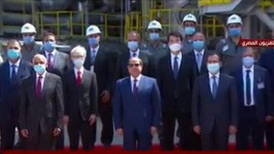 شاهد.. صورة تذكارية للسيسي بمجمع التكسير الهيدروجيني عقب افتتاحه