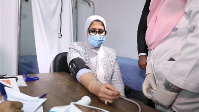 شاهد.. وزيرة الصحة تشارك في التجربة الإكلينيكية للقاح كورونا