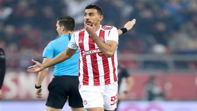 كوكا يصل قبرص مع أولمبياكوس لمواجهة اومونيا فى دوري أبطال أوروبا