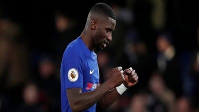 حرب بين برشلونة وسان جيرمان على مدافع تشيلسي