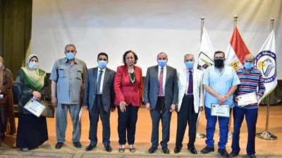 مجلس جامعة بني سويف يكرم الموظفين المحاليين على المعاش 