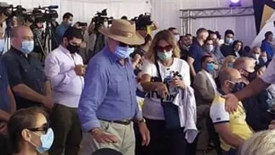 يسرا وحسين فهمي يشاركان في الإعلان عن كشف سقارة الأثري