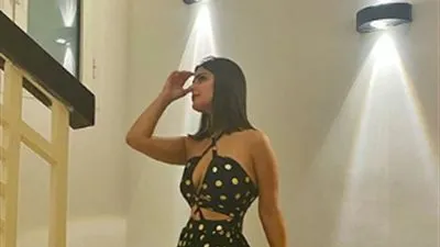 رانيا منصور تتألق في أحدث ظهور لها بفستان مكشوف