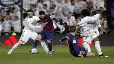موعد الكلاسيكو يشعل أزمة بين برشلونة وريال مدريد