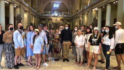 أفواج سياحية تلتقط صورا تذكارية مع وزير الآثار بالمتحف المصري بالتحرير