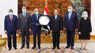 عاجل.. السيسي يتسلم درع العمل التنموي العربي لعام 2020