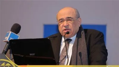  مفكر سياسي: 