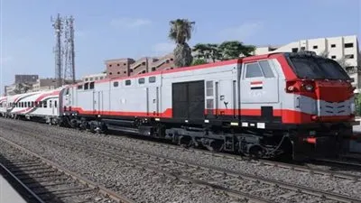 إصابة مجند سقط من قطار الصعيد في المنيا  