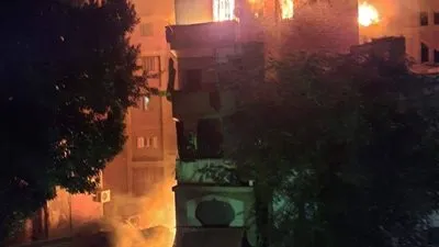 3 سيارات إطفاء لإخماد حريق اندلع بقطعة أرض وعقار بمنطقة بين السريات