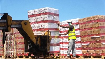 الهلال الأحمر الإماراتي يسير قافلة مساعدات غذائية إلى قری باليمن