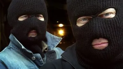 ملثمون لكن أغبياء.. ذهبوا بأسلحة نارية لخطف الضحية فأخذوا شقيقه