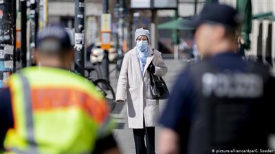 برلين: علينا الحد من السفر والحفلات لمحاربة كورونا