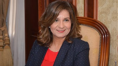 خلال متابعة شكوى مصريين تعرضوا لأزمة أعاقت عودتهم للكويت.. وزيرة الهجرة توضح إجراءات ضمان حقوق المصريين المتضررين