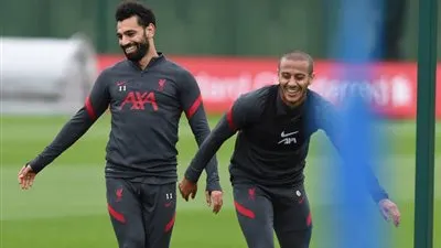 محمد صلاح يظهر رفقة تياجو ألكانتارا فى تدريبات ليفربول 
