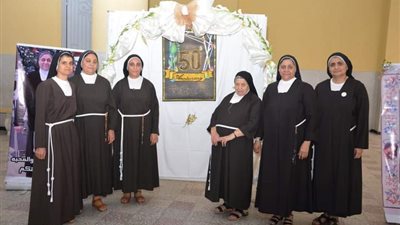 مطران أبو قرقاص يكرم خريجي الجامعات