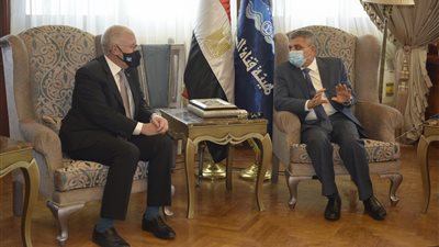 ربيع ورئيس المقاولون العرب يتفقدان أعمال الترميم بالمتحف العالمي لقناة السويس