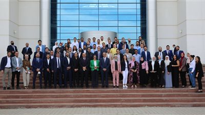  وزير الاتصالات يلتقى الشباب المستفيدين من مبادرتى 