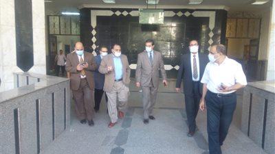 نائب رئيس جامعة بنها يتفقد الكشف الطبي واستعدادات الدراسة بهندسة شبرا