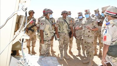 رئيس الأركان يشهد إحدى مراحل المناورة 