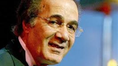 عمرو محمود ياسين يكشف حقيقة إصابة والده بفيروس كورونا