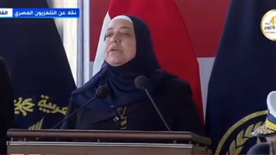 السيسي يوقف عرض طابور خريجي الشرطة حتى تستكمل والدة أحد الشهداء حديثها