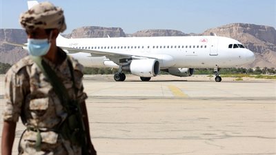 طائرة للصليب الأحمر تصل مطار عدن لنقل أسرى مليشيا الحوثي (صور)