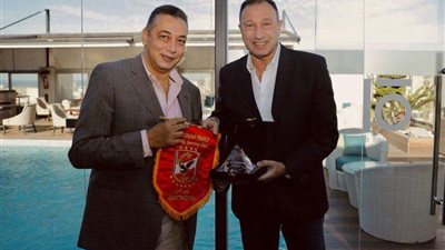 الخطيب يهدي درع وعلم الأهلي إلى سفير مصر في المغرب