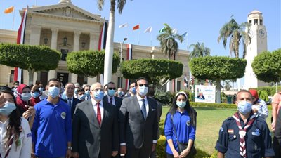 عبدالغفار والخشت يشهدان تحية العلم وعزف النشيد الوطني بحرم جامعة القاهرة
