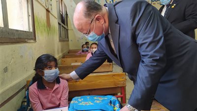 محافظ القاهرة يشدد على تطبيق الإجراءات الاحترازية في أول يوم دراسي