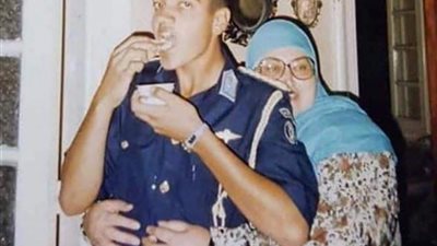 شاهد.. محمد الباز ناعيًا والدة 