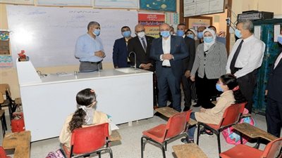 محافظ بني سويف يتفقد مدارس المدن والقرى لمتابعة تطبيق إجراءات كورونا