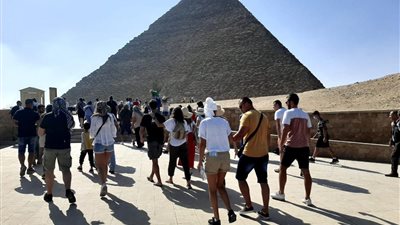 أفواج سياحية من أنحاء العالم تزور المتحف المصري بالتحرير وأهرامات الجيزة (صور)