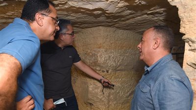 فيديو للعناني ورئيس الوزارء في أعماق سقارة بالكشف الأثري الجديد 