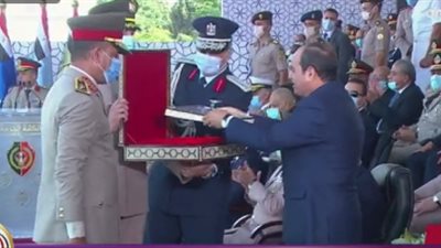 مدير الكلية الحربية يهدي السيسي هدية تذكارية