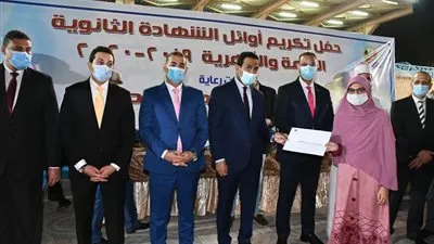 محافظ الفيوم للطلبة: استمروا في طلب العلم .. واقتنصوا الفرص المتاحة