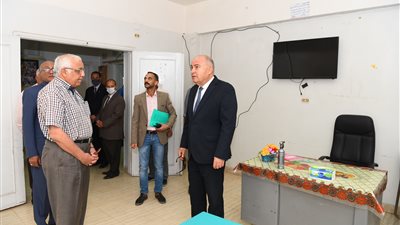 محافظ قنا: توفير متطوعين من الهلال الأحمر وكراسي متحركة بلجان انتخابات مجلس النواب