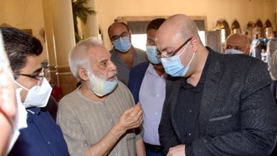 مواطنون يستوقفون محافظ بني سويف عقب صلاة الجمعة: عندنا مطالب وشكاوى (صور)