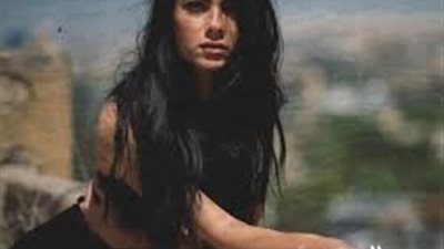 شاهد..بفستان مفتوح الصدر.. هدى المفتي في حفل افتتاح مهرجان الجونة