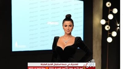 بفستان أسود مكشوف الصدر .. هدي الأتربي في افتتاح مهرجان الجونة