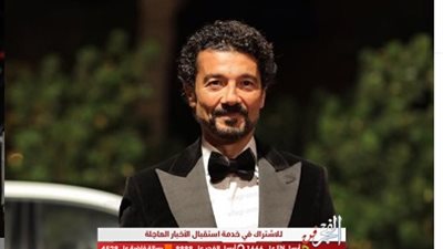 بـ بدلة كلاسيك.. خالد النبوي يفتتح مهرجان الجونة السينمائي